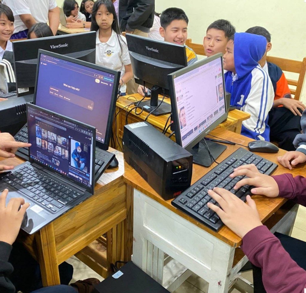 Students learning together at FICOLO